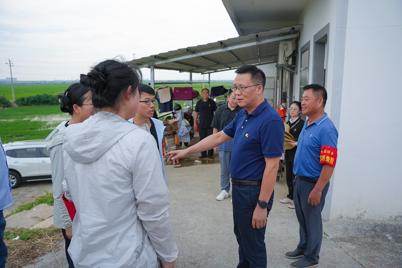 夏清平慰问遗址管理局在新培圩防汛一线人员